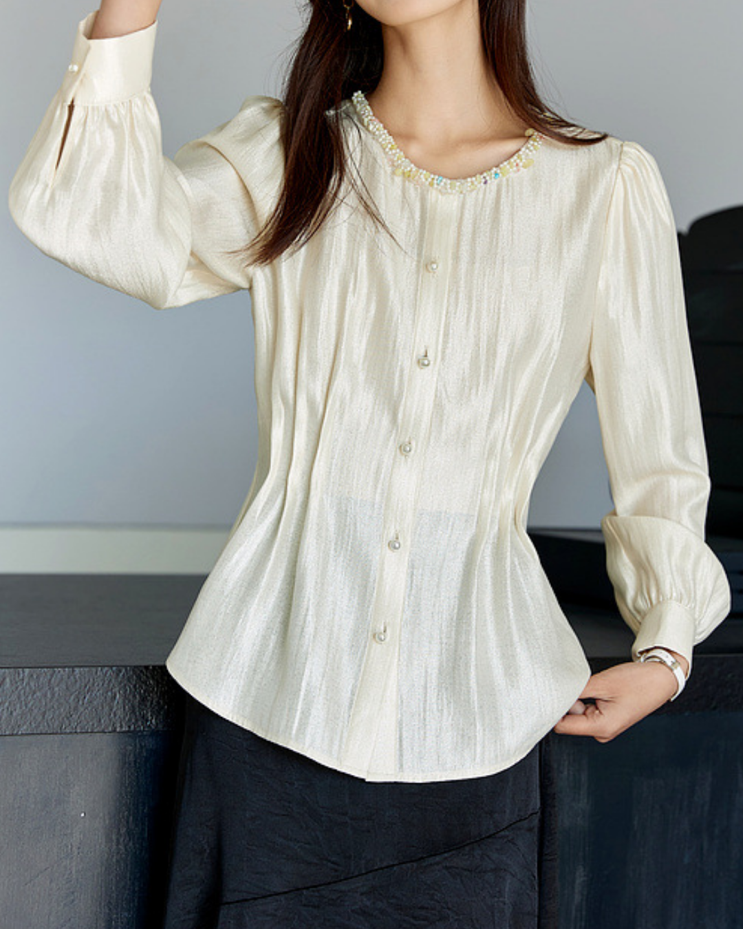 ビジューラウンドネックプリーツブラウス 2430